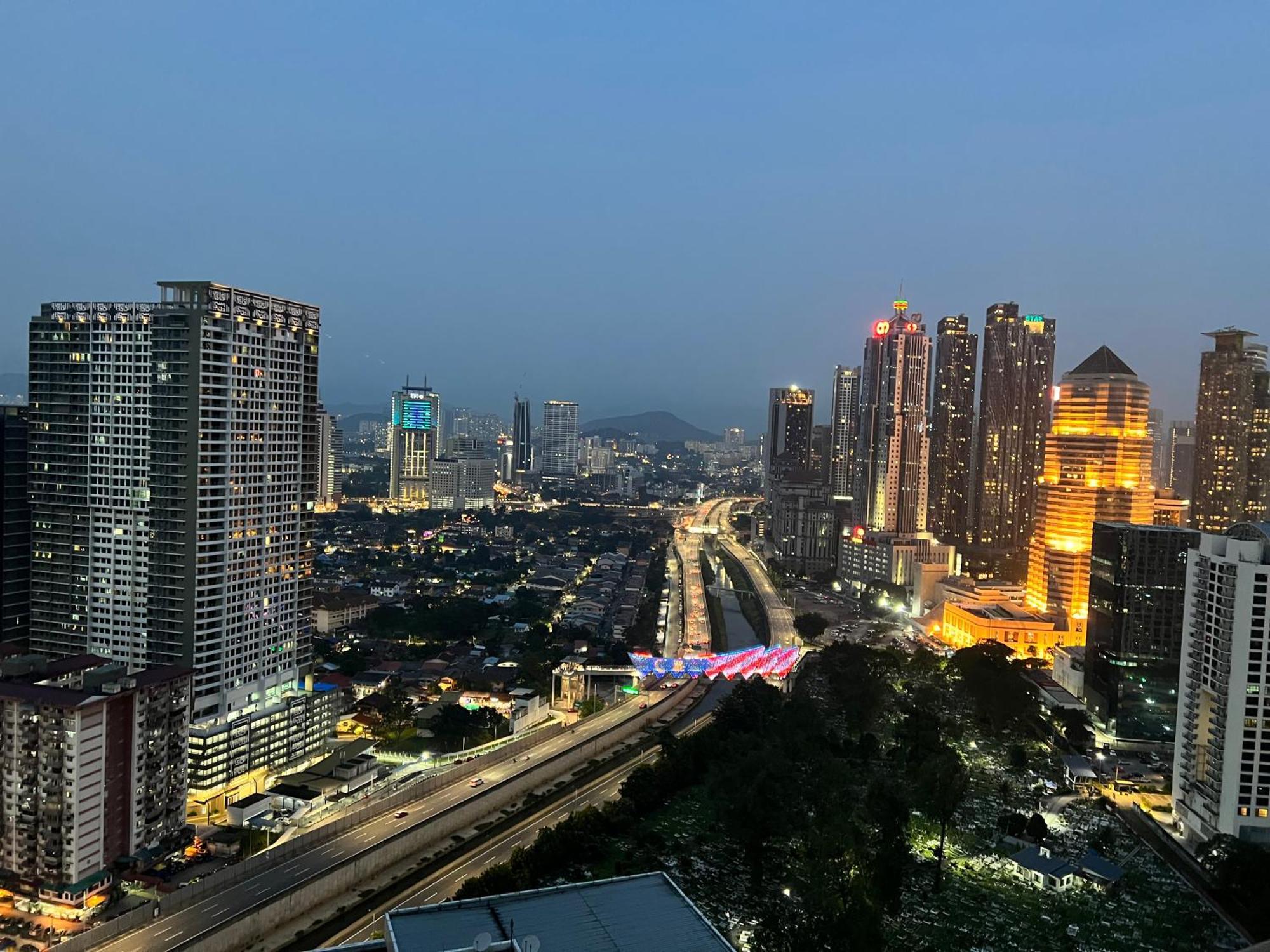 Summer Suites Klcc By Whollmark Куала Лумпур Екстериор снимка